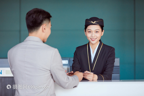 云端記憶的守護者 托運臺旁的空姐與乘客攝影攝像服務